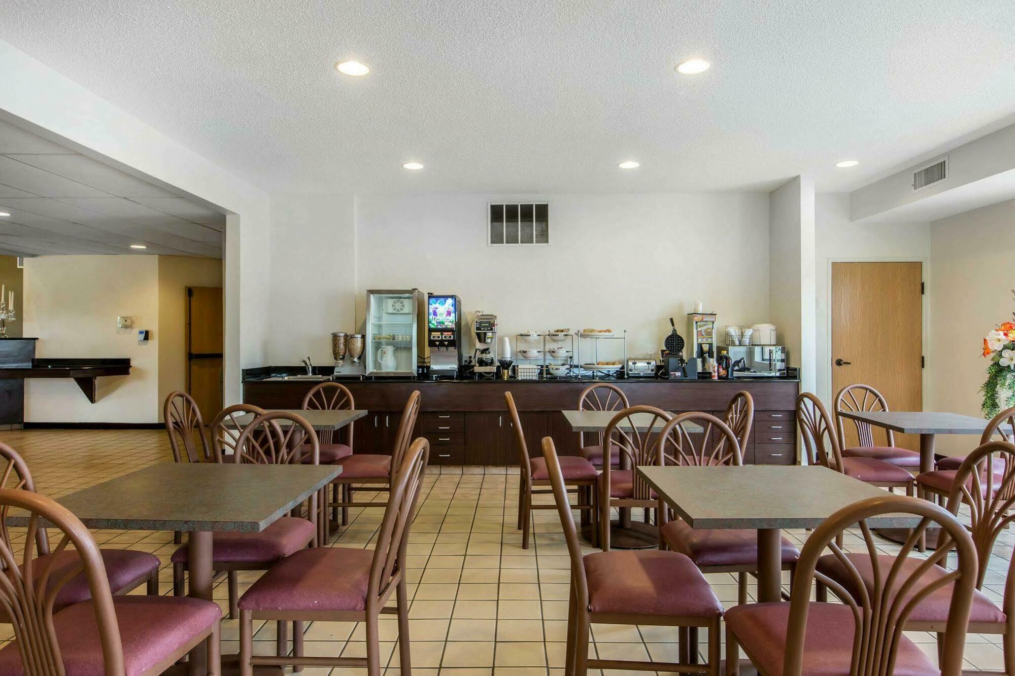 Econo Lodge Inn & Suites Peoria Illinois Dış mekan fotoğraf
